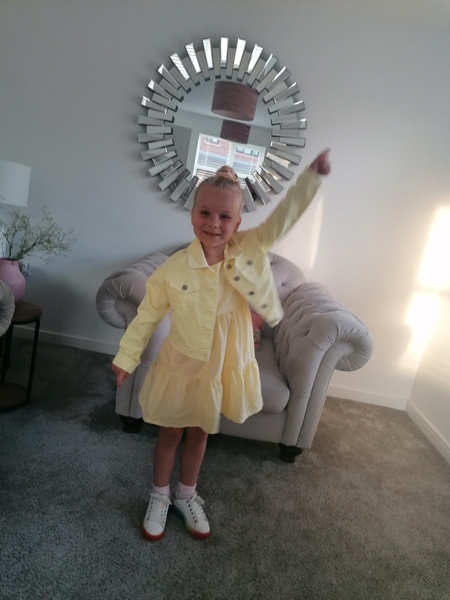 H84Helen's tweet photo. #HelloYellow https://t.co/sslqDhLlSR