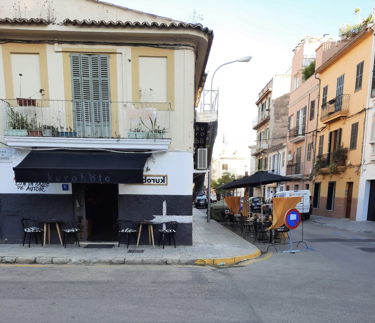 RayaTerrazas's tweet photo. En restauración están los que cumplen la normativa, los listillos, los descarados y luego los del #Kurobota de Pza Progrés. Se publicitan así en redes, mientras que la realidadad es otra. Oidos sordos a la prohibición de ocupación de calzada. @policiadepalma https://t.co/TZ5G63zmqe
