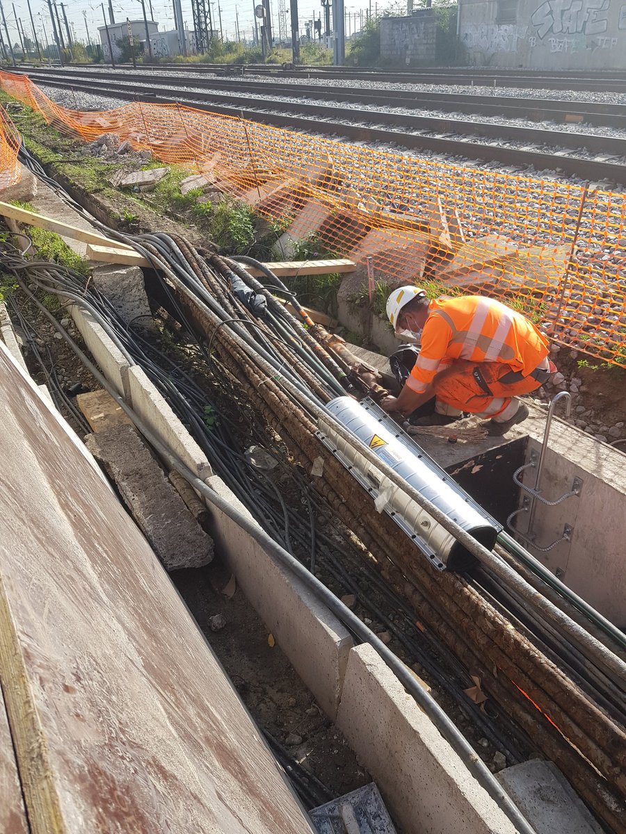 CedricZemmouri's tweet photo. Au Bourget, pour permettre la pose d'un nouvel aiguillage, les équipes @SNCFReseau l'UP Travaux Télécoms #ESTIDF deplacent des câbles de plus 60 ans. Technicité et expertise pour cette opération sensible, ou le neuf et l'ancien cohabitent !
@AngerAstrid @arnaud_dupont74 https://t.co/hUb1RnI1Pv