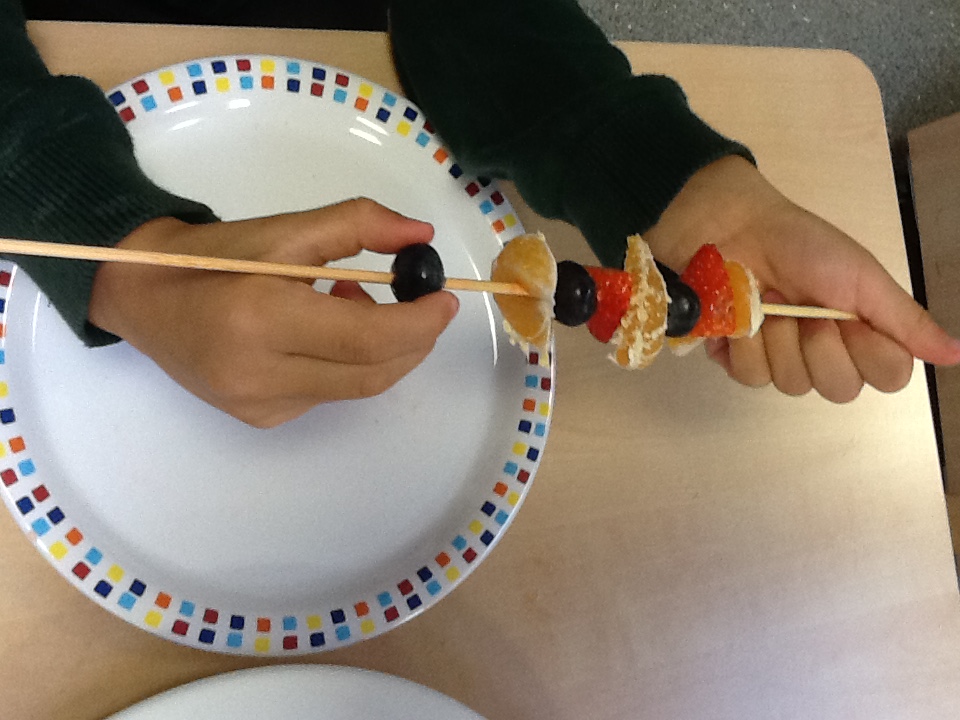 DucklingClass's tweet image. In Maths this week we have been learning about repeating patterns.  Yesterday, we made our own repeating pattern fruit kebabs.