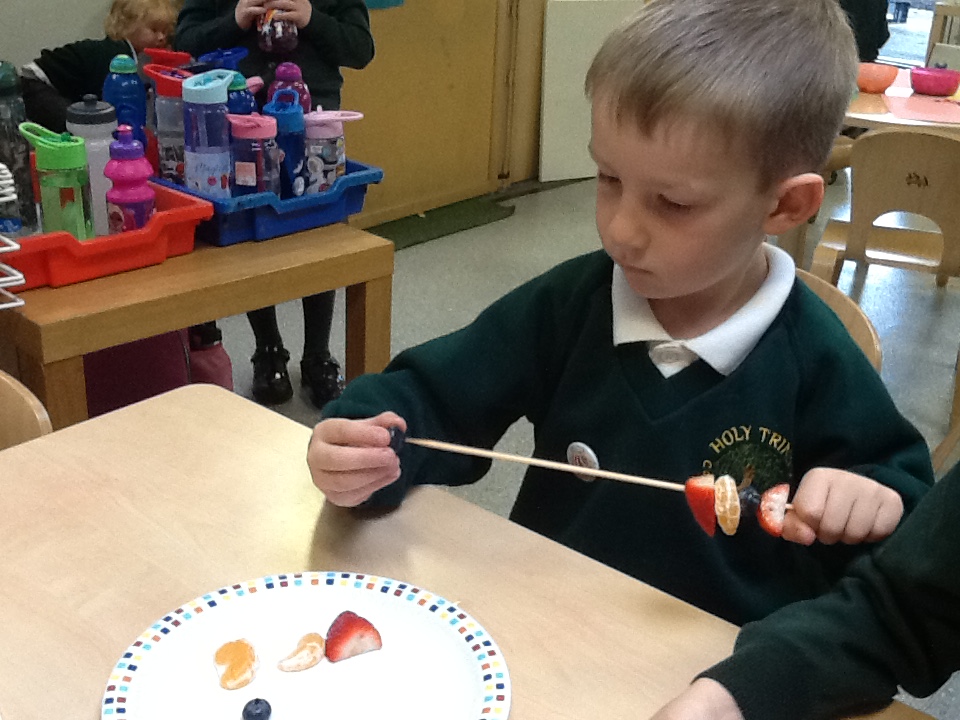 DucklingClass's tweet image. In Maths this week we have been learning about repeating patterns.  Yesterday, we made our own repeating pattern fruit kebabs.