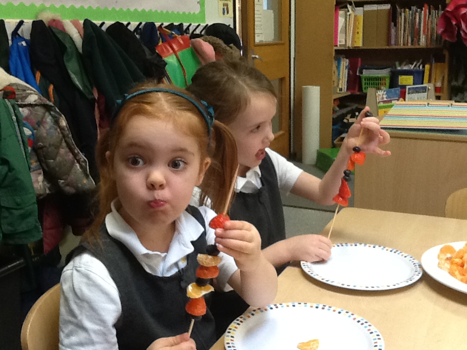 DucklingClass's tweet image. In Maths this week we have been learning about repeating patterns.  Yesterday, we made our own repeating pattern fruit kebabs.