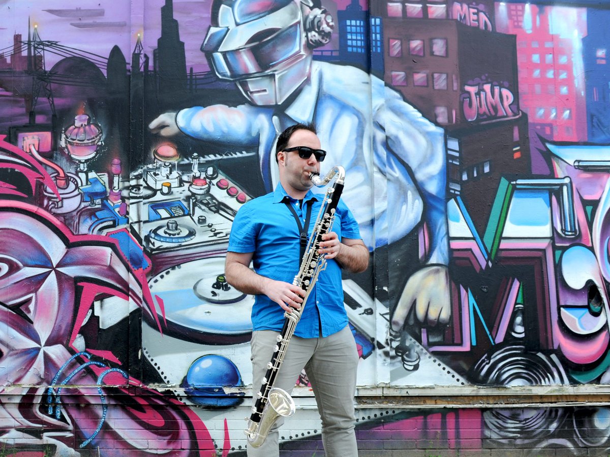 Basklarinettist en componist Steven Henry is gevestigd in Microlab op Strijp-S en voelt zich thuis in de innovatieve makers omgeving. Hij is een innovatieve muzikale ondernemer:  lees hier meer buff.ly/3DnRphC