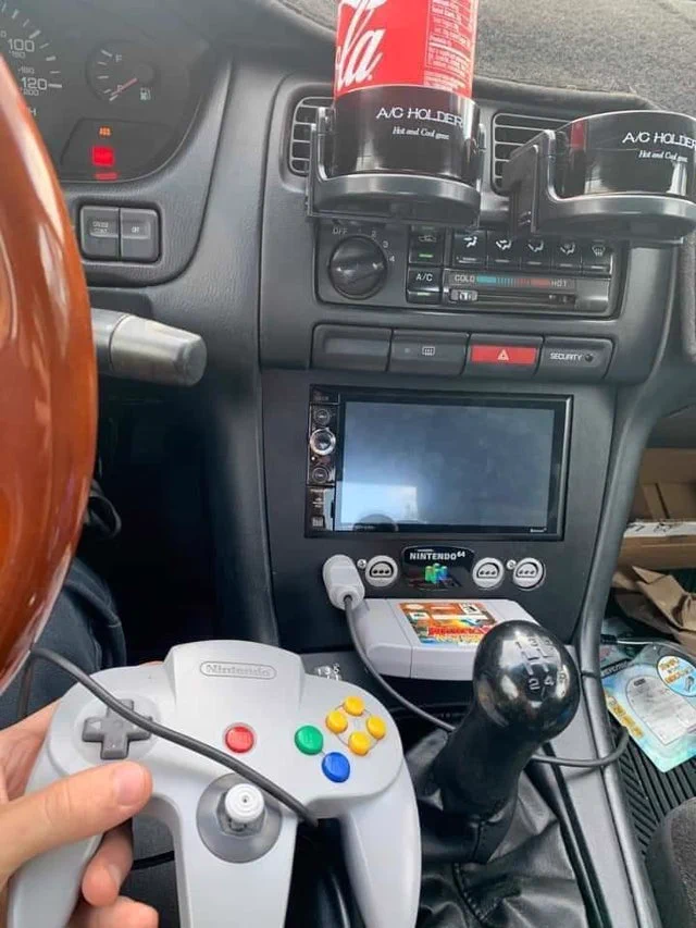 自動車に内蔵！？「NINTENDO 64」を車にビルドインすることに成功www
