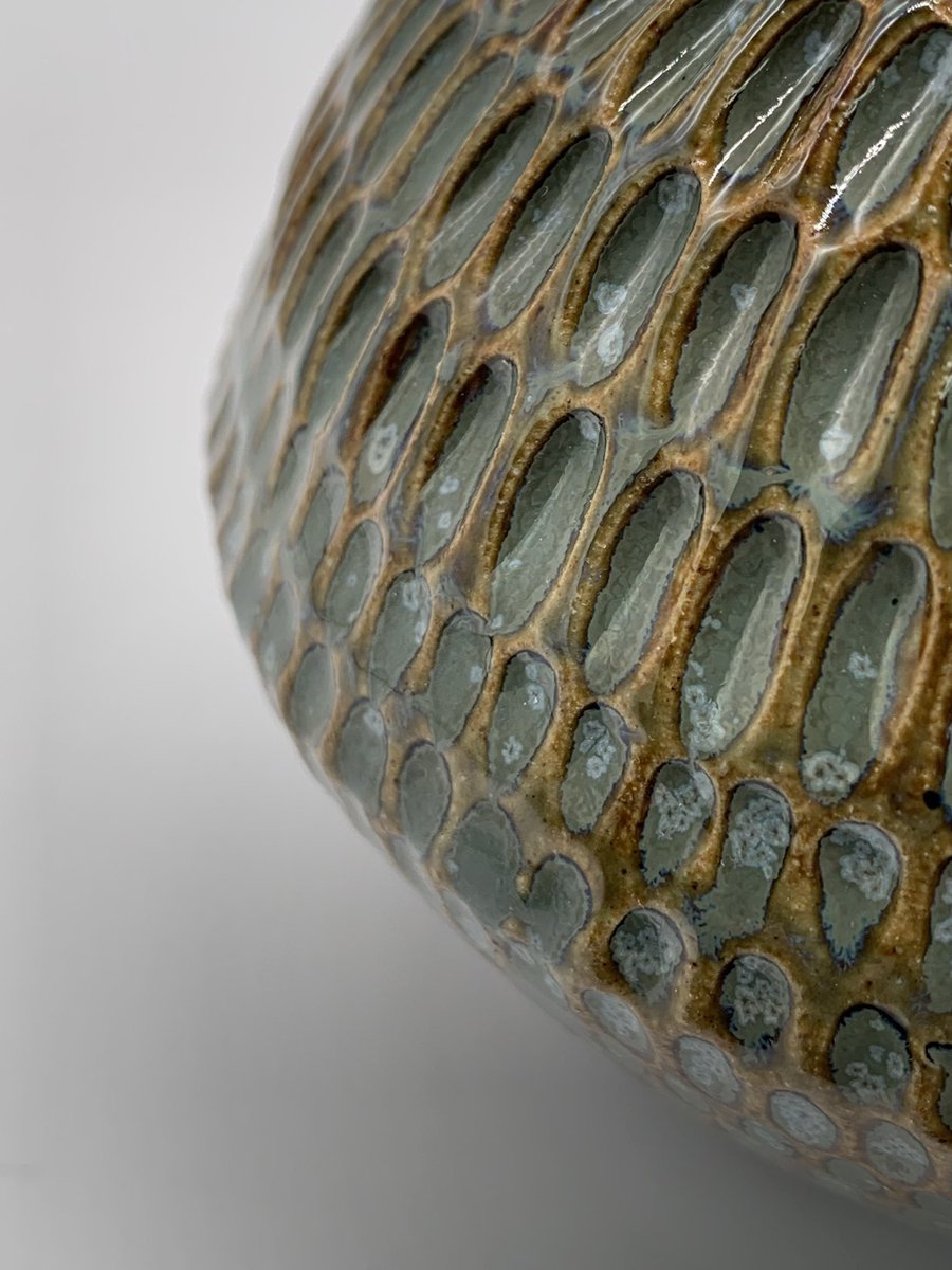 CeramicsClai's tweet photo. Glaze detail. Stoneware bud vase. Small enough to be held in one hand . Part of a collection heading to @thefoundgallery.  #pottery #ceramics #stoneware  #budvase #pottersofinstagram #glaze #dunbar #handmade #handbuiltceramics #clay #pottersofinstagram #potterylove #potter https://t.co/5L3ezhXCg0