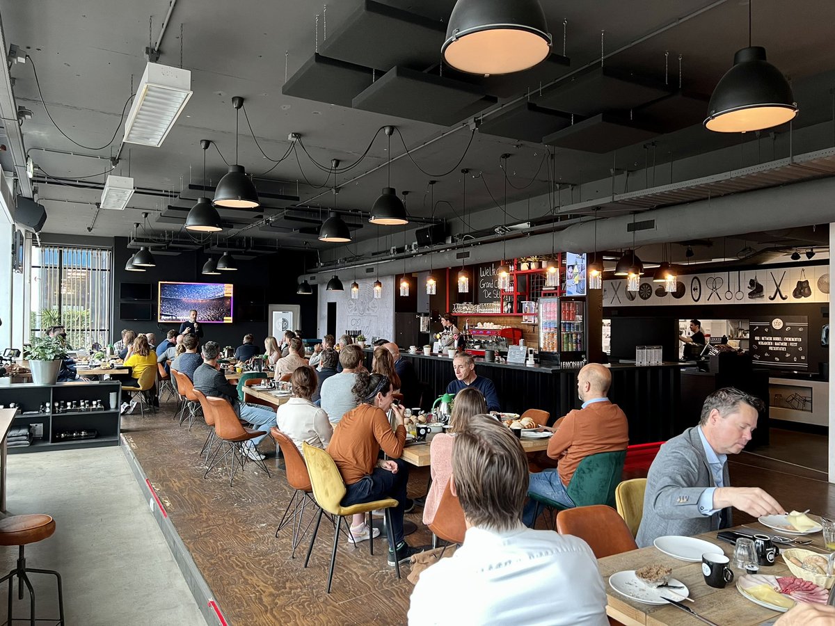 Grote en mooie groep uit de NL sport, van bonden, BVO’s, leagues en overheden aanwezig bij ontbijtsessie in <a href="/SXEindhoven/">SX Eindhoven</a>. Gastspreker Peter Klomp (<a href="/UEFA/">UEFA</a>) over zijn werk en focus op maatschappelijke thema’s in sport