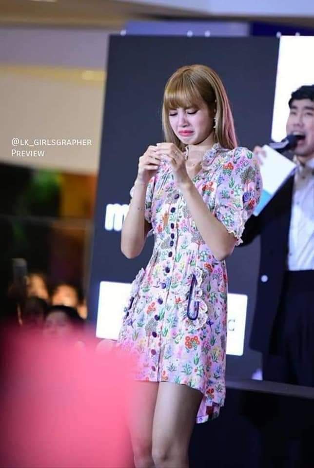 PLLisa2's tweet photo. " Thế giới này làm gì có Công bằng "phải rồi  "Công Bằng " là thứ rẻ tiền nhất ở cái thời đại đầy cạnh tranh khốc liệt như này🥺 
RESPECT LISA-DESERVES BETTER - RESPECT THAI PEOPLE - LISA DESERVES BETTER 
#BeFairToLISA
#respectthaipeople https://t.co/chC6BdYBXF