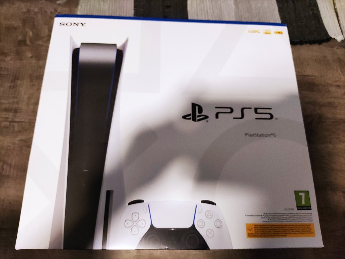 ThomasDownhouse's tweet photo. Se on saapunut. Mitä tällä kuuluu @tttemeee nyt sitten pelata? Sellaisen, jonka reaktiokyky on nolla. #PlaystationSuomi #PS5fi https://t.co/HoPbwjHAB8