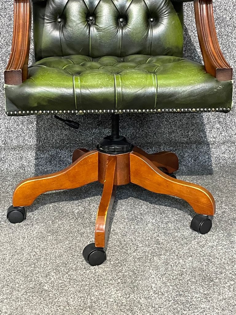 FeatonbysNE's tweet photo. Why not relax in this well presented green leather button back captains chair. Ready for auction on our Sunday the 10th of October sale commencing 11am.
Click the link below for more- https://t.co/xxMAFjLboW
#Vintage #sundaysale #Leather #Chair #Auctionready https://t.co/Ww9GTqlBIg