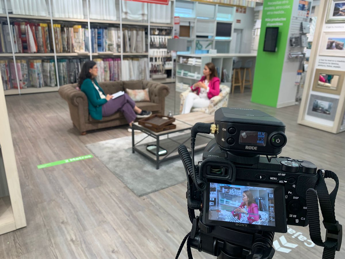 MarcaconValores's tweet photo. Esta mañana nuestra oficina es un poco más grande que de costumbre... Hemos tenido una charla muy enriquecedora con @Susana_posada, responsable de comunicación institucional y RSE de @leroymerlin_es, que muy pronto podréis ver en nuestra web. 🙌🏽🙌🏽  #MuchoPorHacer https://t.co/zMMTCoJzUp