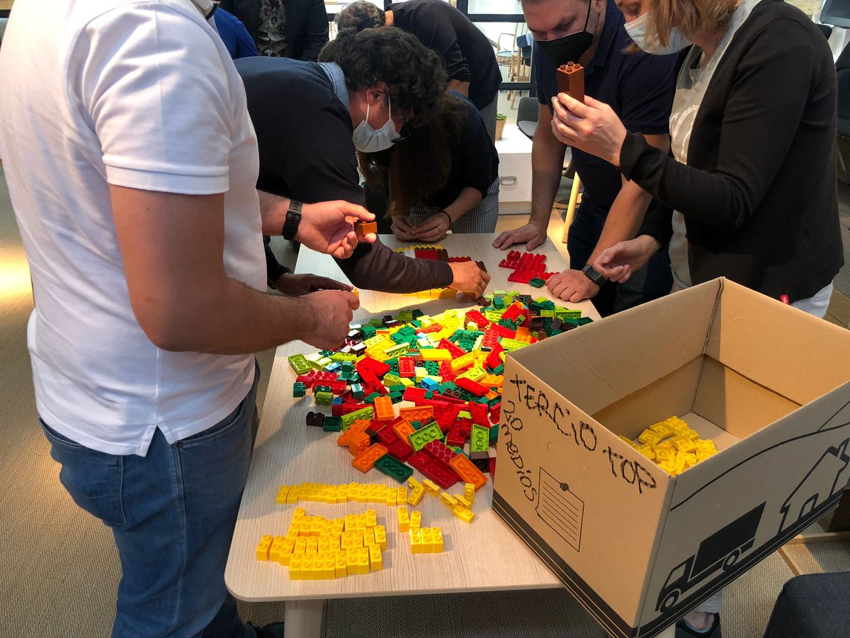 bluebacking's tweet photo. ¡Buenos días! ¡Feliz viernes!

El pasado miércoles realizamos un Teambuilding en @Comosabercomo para la gente de @lyntia_networks en el que tenían que colaborar para construir un MrPotato gigante🧩🧩

¡Todo un éxito!🧿

#Evento #Teambuilding #Madrid #Lego #Equipo https://t.co/AJQdCDW9ux