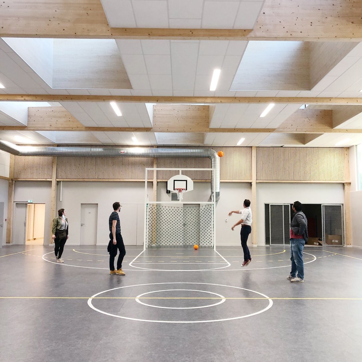 - Let's play - l'équipe teste les nouveaux équipements sportifs et récréatifs de l'école du Bellay à Thouaré (44) Conscience pro oblige.. 😄🏀⛹️#sport #playground #enfance #teamarchi