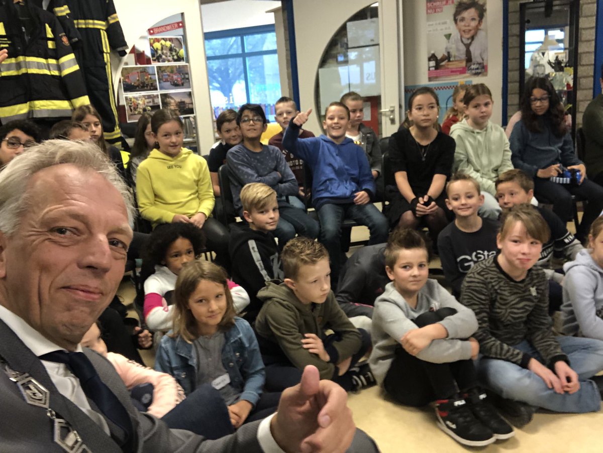 In het kader van de Kinderboekenweek voorgelezen op basisschool De Springplank. En vragen van kinderen beantwoord. Wat een feest!

De winnende vraag: 

“Waar kun je die ketting kopen?”