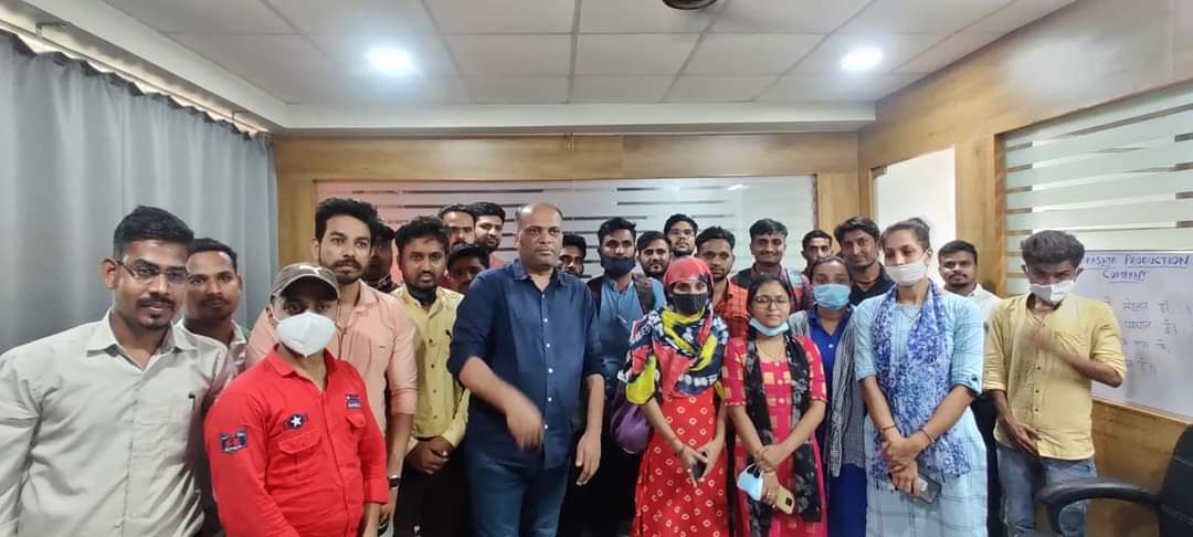 આજ રોજ ગાંધીનગર ખાતે વિદ્યાસહાયક ભરતી બાબતે ઉમેદવારો દ્વારા સરકારને રજૂઆત કરવા માટે આવેલ પરંતુ તેમની અટકાયત કરીને સરકારી ભરતી કરવાના બદલે દબાવવાના પ્રયાસો કરી રહી છે જેને લઇને આવતા અઠવાડિયે પ્રતિનિધિઓ મંત્રીશ્રી ને મળી ને  રજૂઆત કરશે.. <a href="/jitu_vaghani/">Jitu Vaghani</a> <a href="/rohitkumarmali/">Rohit mali🇮🇳</a> <a href="/hardev_vala/">Hardev Vala</a>