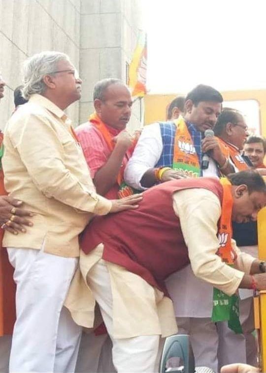 dineshmandavria's tweet photo. ये क्या हो रहा है , फेविकोल लगा दिया क्या..!🤪🤪🤪 @DharmbeerLamba @dharmrajmeena07 https://t.co/fXwP4OWZpB