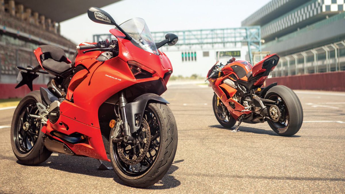 autox's tweet photo. Keeping the Rs. 10 lakhs price difference aside, what would you choose, the Panigale V2 or the Panigale V4 S? 

For a head-on battle 👉 https://t.co/Cp5aym6kyH

#Ducati #DucatiPanigaleV2 #DucatiPanigaleV4S #luxurybikes #performancebikes #tracktest https://t.co/2rlf89pixB