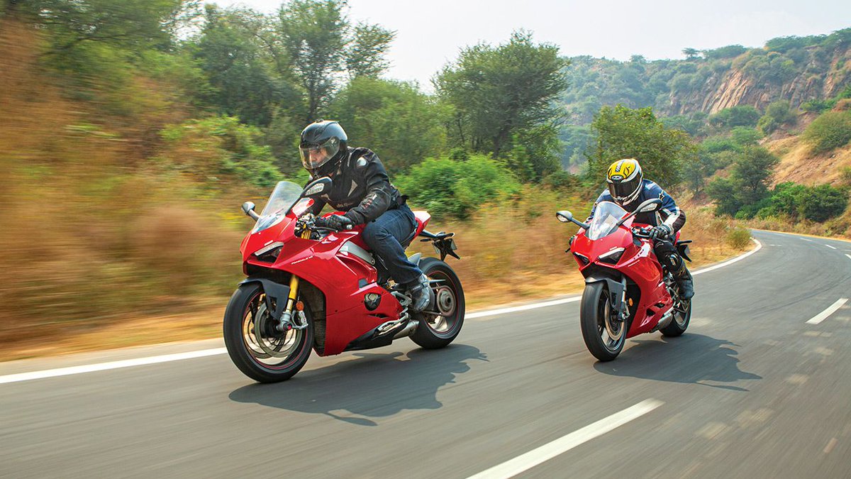 autox's tweet photo. Keeping the Rs. 10 lakhs price difference aside, what would you choose, the Panigale V2 or the Panigale V4 S? 

For a head-on battle 👉 https://t.co/Cp5aym6kyH

#Ducati #DucatiPanigaleV2 #DucatiPanigaleV4S #luxurybikes #performancebikes #tracktest https://t.co/2rlf89pixB