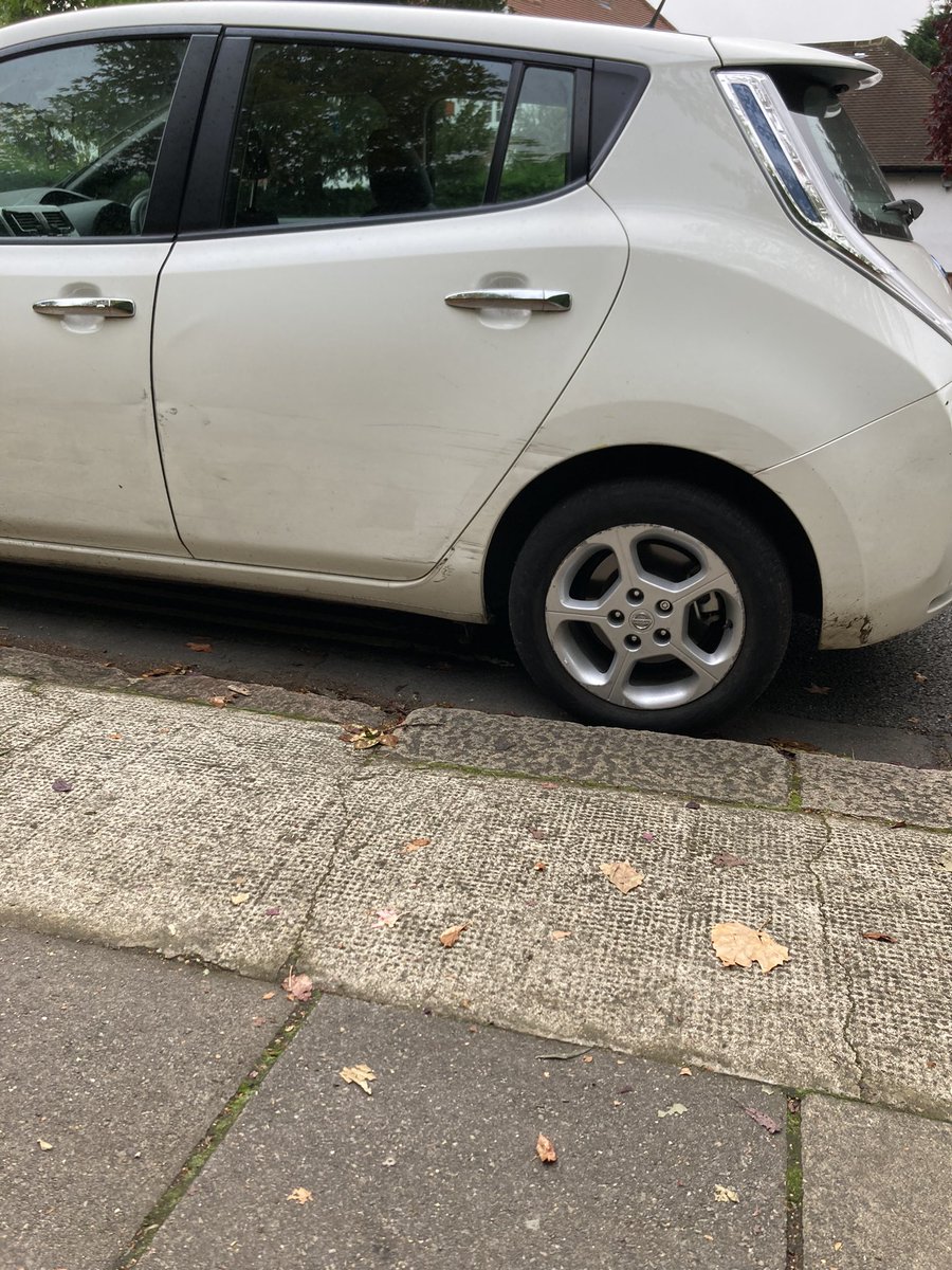 markunsworth's tweet photo. @lb_southwark are your parking enforcement teams exempt from the parking rules. A couple of your team just parked here on double yellows to go and ticket parents doing the school run at  @Dulwichhamlet school https://t.co/wQOm0xBuQU