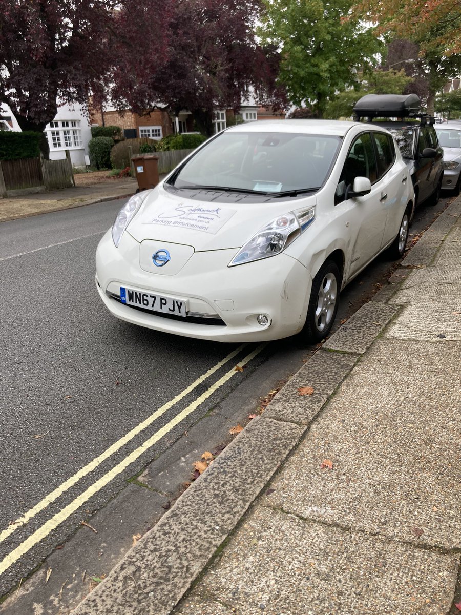 markunsworth's tweet photo. @lb_southwark are your parking enforcement teams exempt from the parking rules. A couple of your team just parked here on double yellows to go and ticket parents doing the school run at  @Dulwichhamlet school https://t.co/wQOm0xBuQU