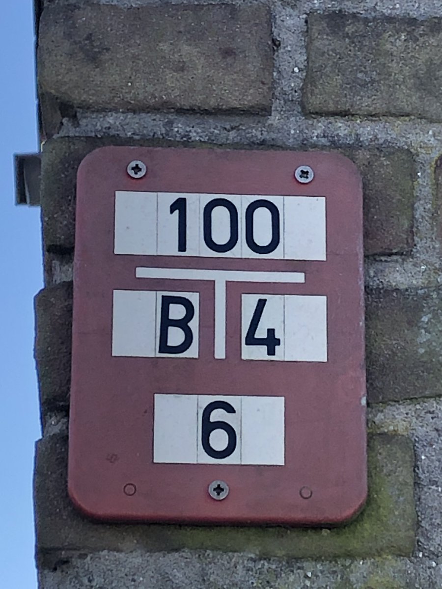BrandweerFrl's tweet photo. Jij kunt de brandweer helpen om bij brand zo snel mogelijk de brandkraan te vinden! 🔥
Hoe? 🤔 Door het putdeksel – en het bordje dat de plaats ervan aangeeft – schoon en goed zichtbaar te houden, zodat deze gemakkelijk te vinden is. Meer weten? ➡️ https://t.co/gZsEEL6NPg https://t.co/OT5QejZ3vy