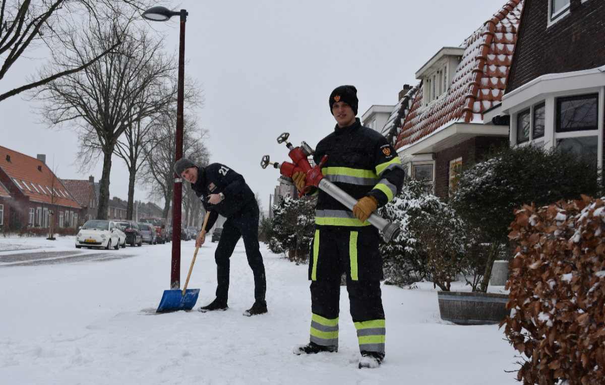 BrandweerFrl's tweet photo. Jij kunt de brandweer helpen om bij brand zo snel mogelijk de brandkraan te vinden! 🔥
Hoe? 🤔 Door het putdeksel – en het bordje dat de plaats ervan aangeeft – schoon en goed zichtbaar te houden, zodat deze gemakkelijk te vinden is. Meer weten? ➡️ https://t.co/gZsEEL6NPg https://t.co/OT5QejZ3vy