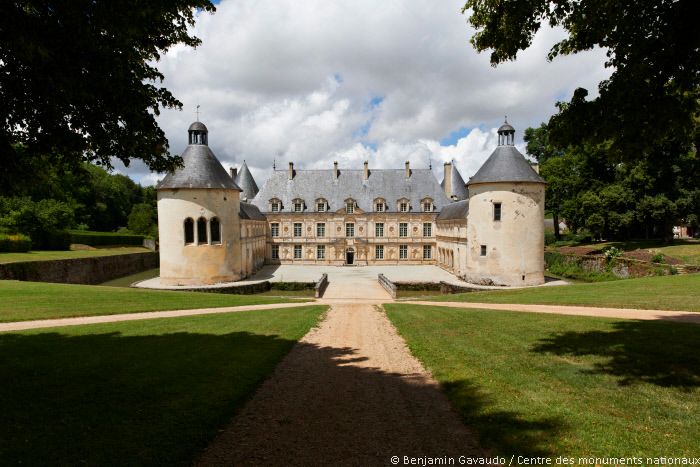 Sous surveillance 👀 
Au château de #BussyRabutin, la salle des hommes de guerre rassemble les portraits de 65 militaires. 🖼 Celui de Roger de Rabutin est placé dans l'angle à gauche, comme pour surveiller ceux qui entrent dans la pièce !
chateau-bussy-rabutin.fr