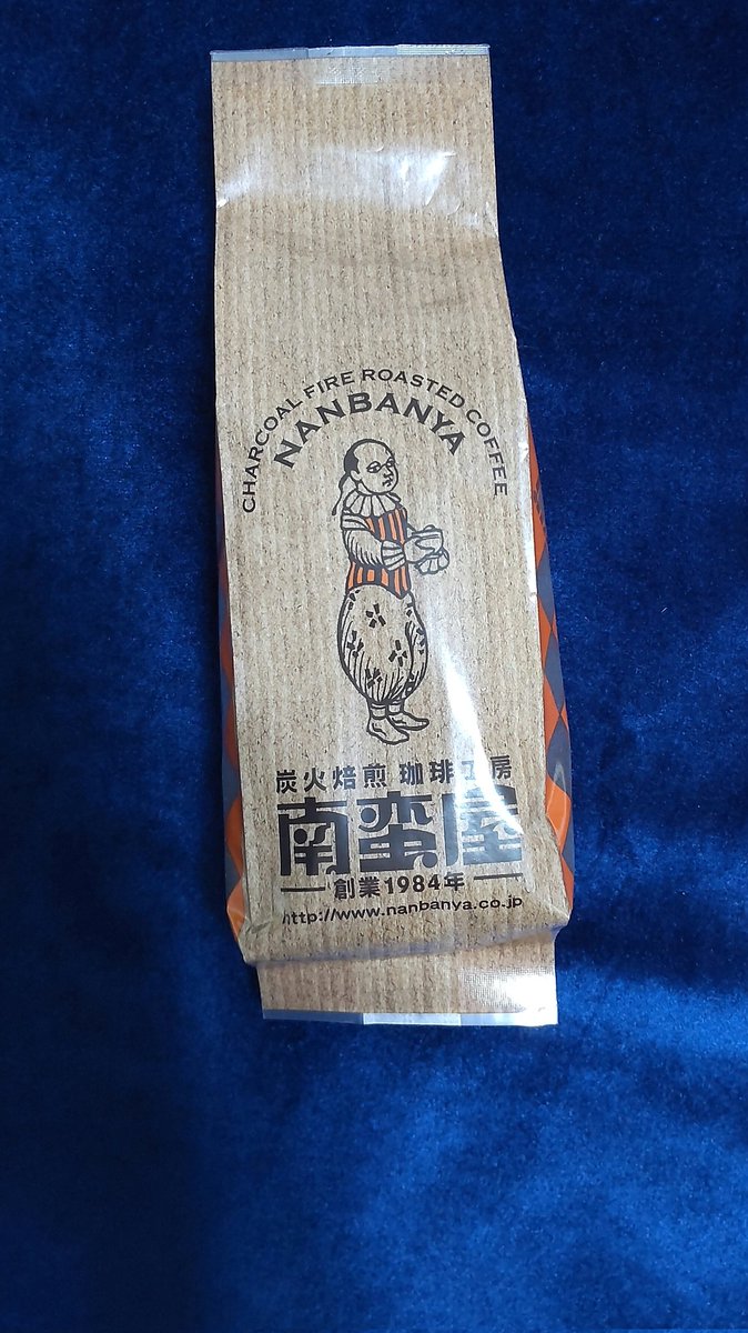 mahiromochizuki's tweet photo. ご一緒している先生が転職（鑑定士と兼業）されたと伺い、お祝いの品を✨
パン作りもプロ級の方なので、是非楽しんで欲しいなぁ☕
昨日、鑑定の待機時間の隙間でお店に走りました。
月曜に #常盤珈琲焙煎所 さんで買っちゃったので自分用は100gだけ（笑）
#南蛮屋 #multicoffee #丸市珈琲 https://t.co/4ryRMUVfIl