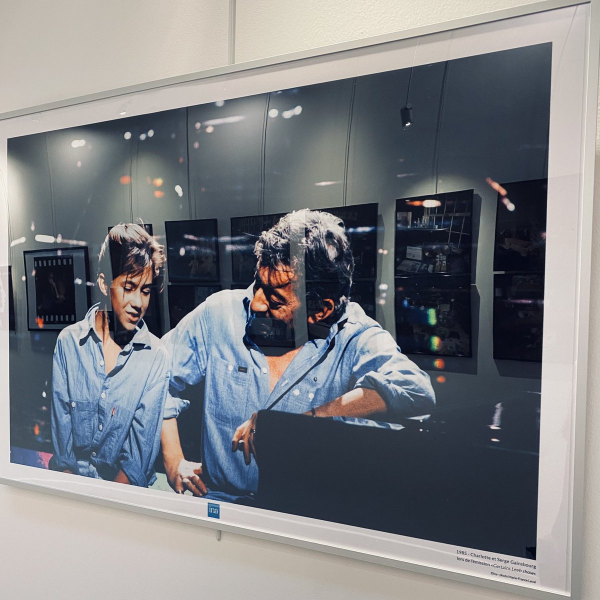 Ina_audiovisuel's tweet photo. HOMMAGE À GAINSBOURG À ERSTEIN ✨ L’exposition photos « Gainsbourg ? Affirmatif ! »  à l’Etappenstall d’Erstein est désormais ouverte ! 

📸 À découvrir : des photographies de Pierre Terrasson, des œuvres du pochoiriste Jean Yarps et des archives de l’INA &amp; la @sacem ⤵️ https://t.co/vTtWOphYJ5