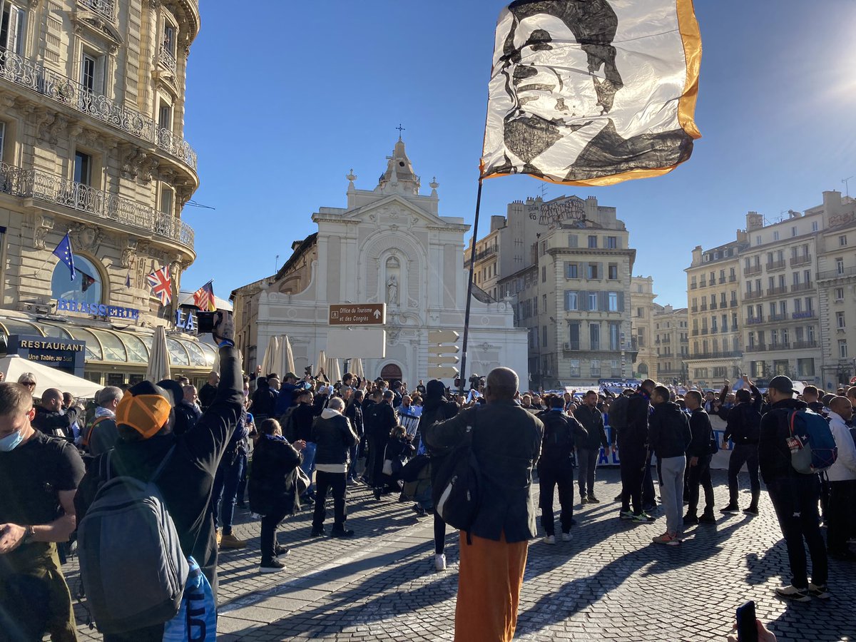 Des centaines de supporters de l’OM partent du vieux Port pour une procession en hommage à Tapie. Direction la Cathédrale la Major pour les obsèques de l’ancien président du club.
#Tapie