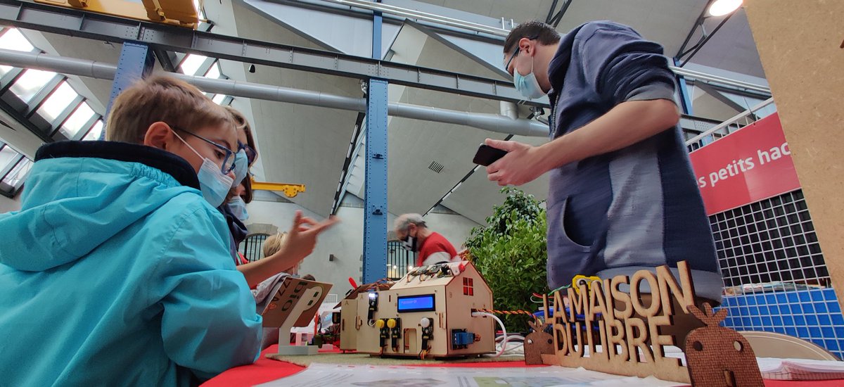 Nous sommes sur le village des sciences aujourd'hui avec les scolaires et samedi et dimanche de 10h à 18h aux <a href="/capucinsbrest/">Les Ateliers des Capucins</a> maison connectée, robots, logiciels libres ... #FDS2021