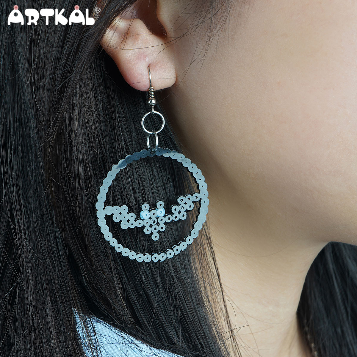 artkalbeads's tweet photo. Your Halloween Earring!! You will need the square and circle pegboard, white color (C02) and glow in dark color (Blue Eyes: CG3) Do you want to try it?🤔😄
#artkalbeads #perlerbeads #hamabeads #artkal #perler #Hama #pixel #halloween #halloweendecor #batearring #halloweenearrings https://t.co/baWqpQKQYK