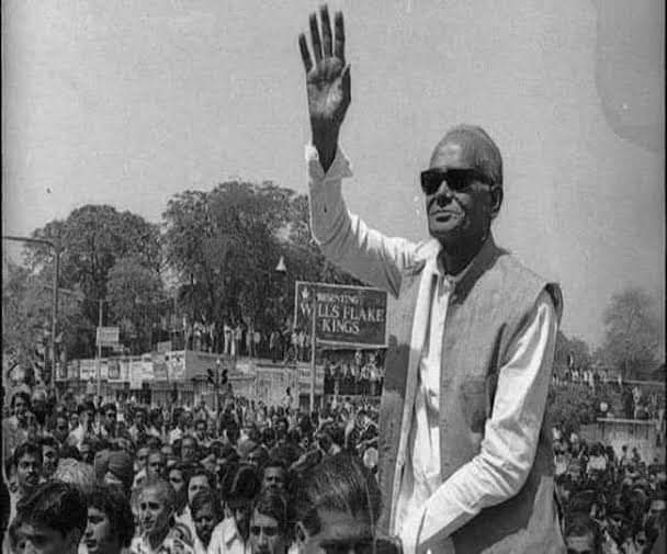 Singhapbjp's tweet photo. सम्पूर्ण भारत को एक सुत में पिरो कर, कुशासन के विरुद्ध प्रखर ज्वाला प्रज्वलित करने वाले, बिहार के लाल, "भारत रत्न", लोकनायक जयप्रकाश नारायण जी को उनकी पुण्यतिथि पर सादर नमन।

@BJP4Bihar
@BJPNagendraji 
@bhikhubhaidbjp 
@HarishD_BJP https://t.co/Q0Tp1uZJEx