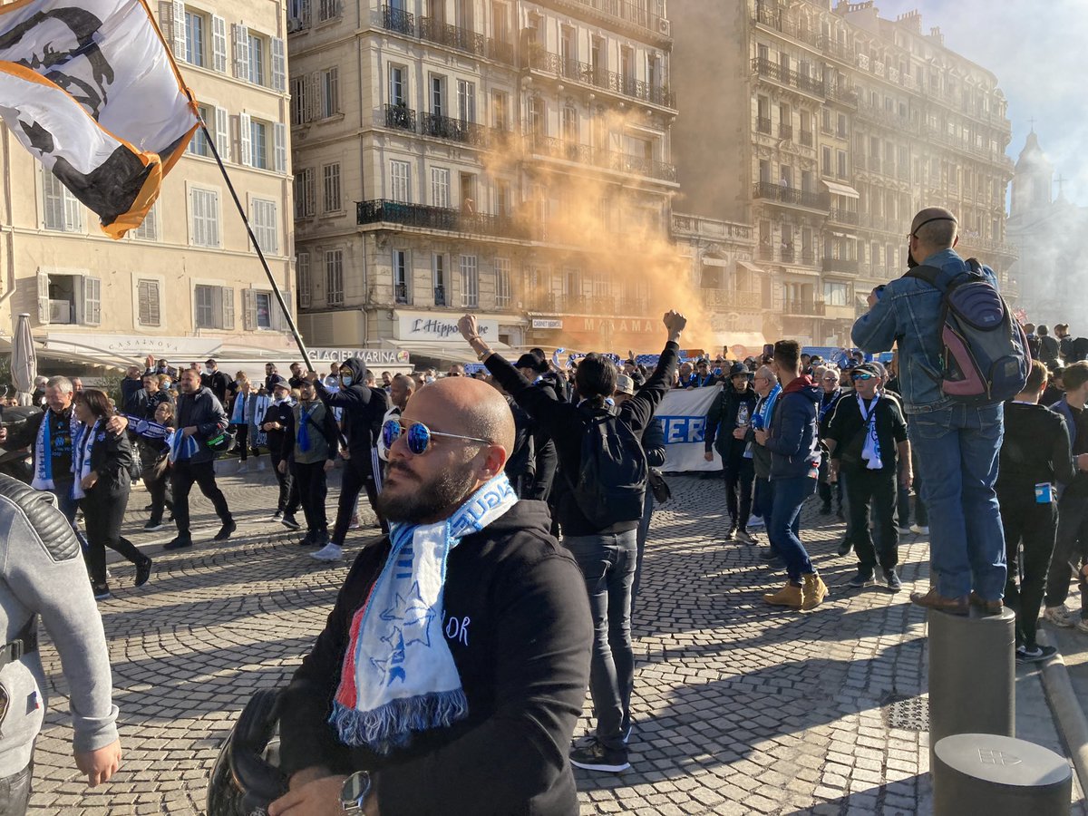 Ambiance de feu sur le Vieux Port. Les supporters ont sorti les fumigènes.
#Tapie