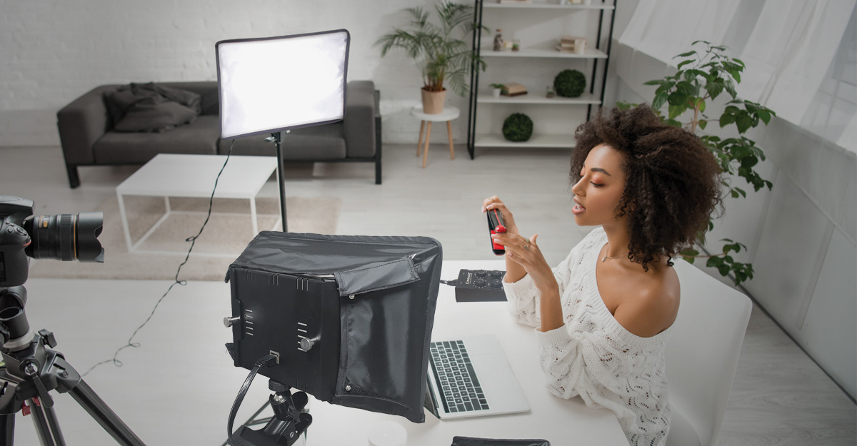 Möt vår senaste ljuskit: #Cineroid Dual 2 kit DL50 - komplett ”allt-i-ett” vario-color LED lampkit (2x25W) med integrerad softbox, klämmor med kulled, 2-kanals kontroll o adapter - färdig att lysa upp vid #videomöten, #streaming etc. O billig är det oxå 🤗 shop.hofmann.se/Sortiment/LED-…