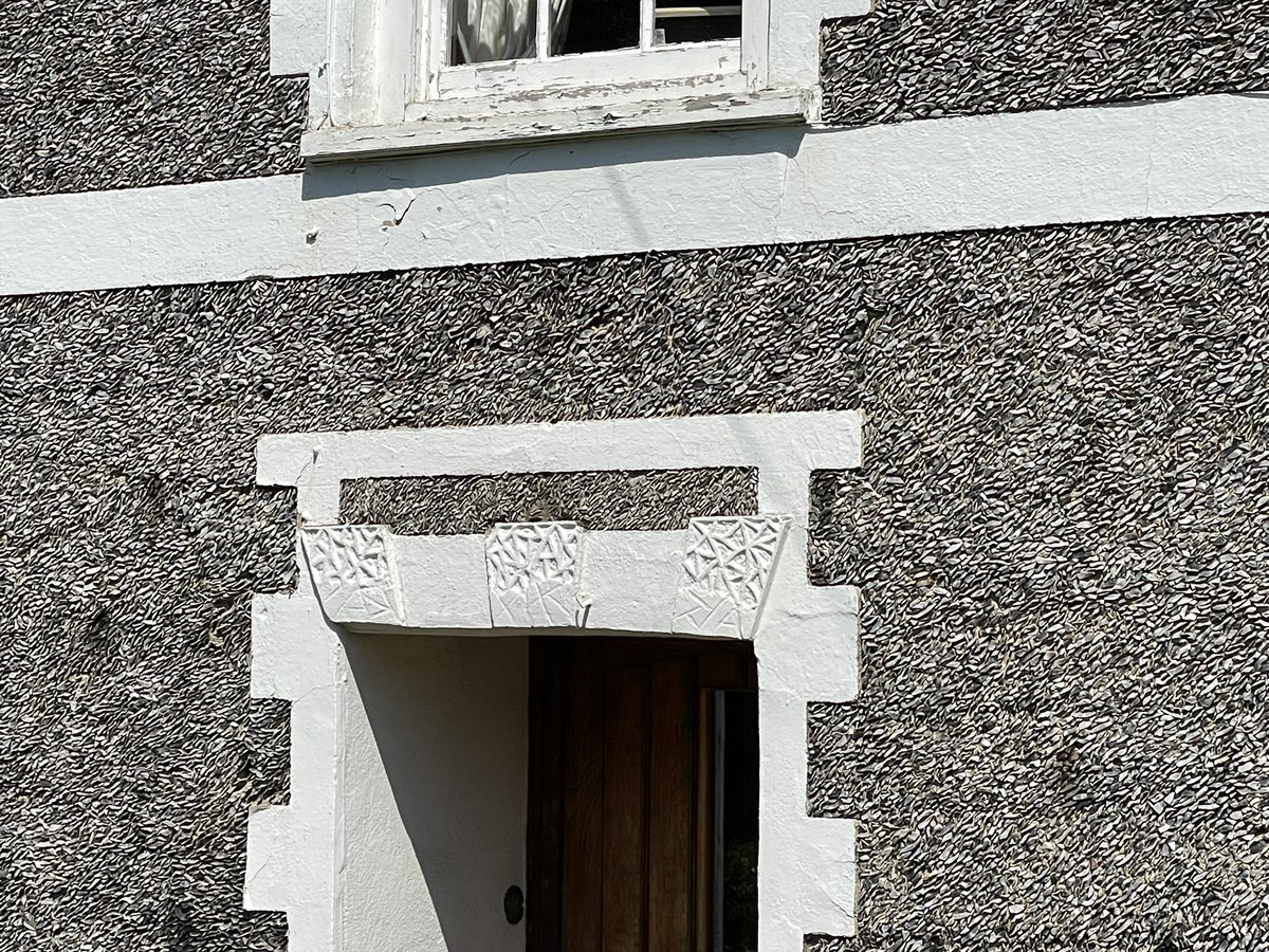 flintmancompany's tweet photo. Flint Friday. Galleted house facade. There are only two villages in England that have a number of these amazing textural houses. #flint #stonework #stonemasonry #masonry#architecture #gallets #texture #flintknapper #flintwall #norfolk #stone #flintknapping #lime #traditionalcraft https://t.co/ZlTYcybQyY