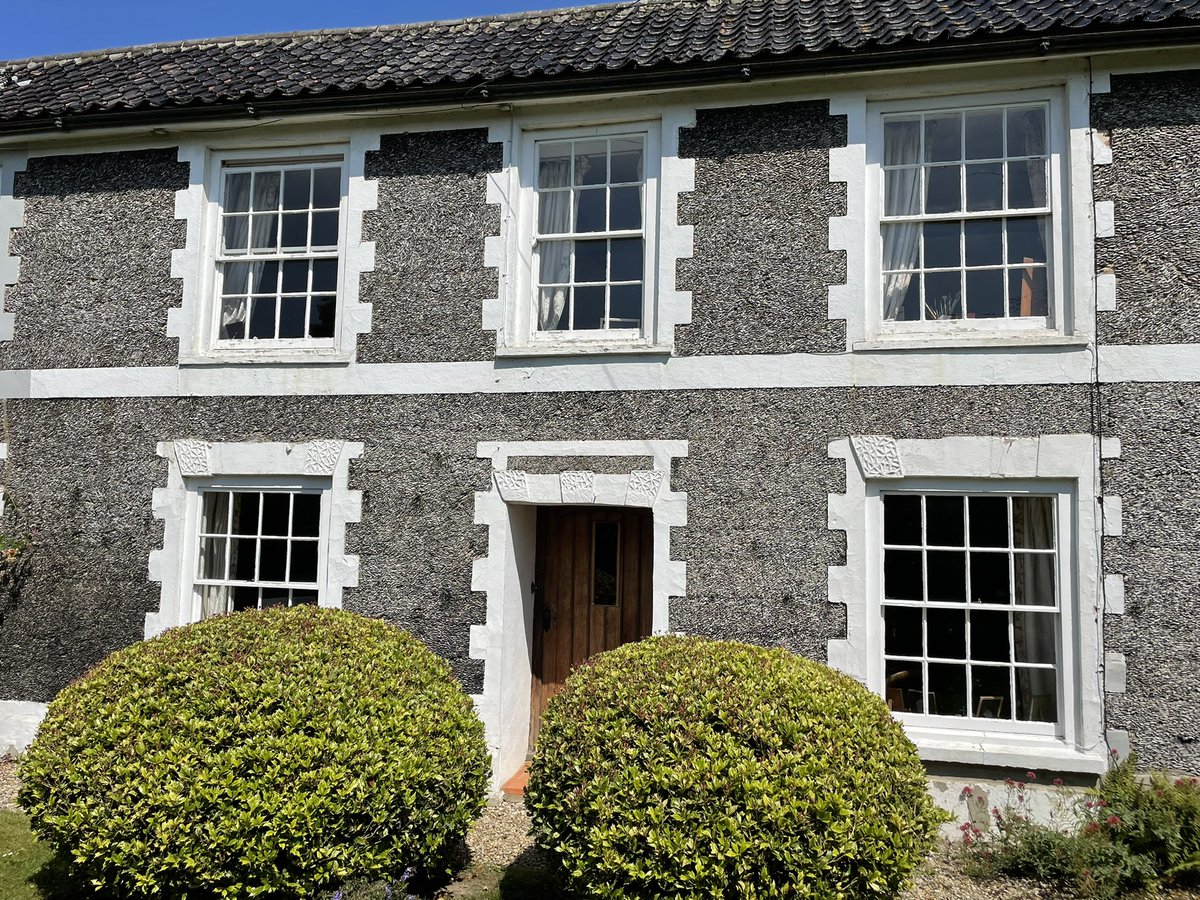 flintmancompany's tweet photo. Flint Friday. Galleted house facade. There are only two villages in England that have a number of these amazing textural houses. #flint #stonework #stonemasonry #masonry#architecture #gallets #texture #flintknapper #flintwall #norfolk #stone #flintknapping #lime #traditionalcraft https://t.co/ZlTYcybQyY