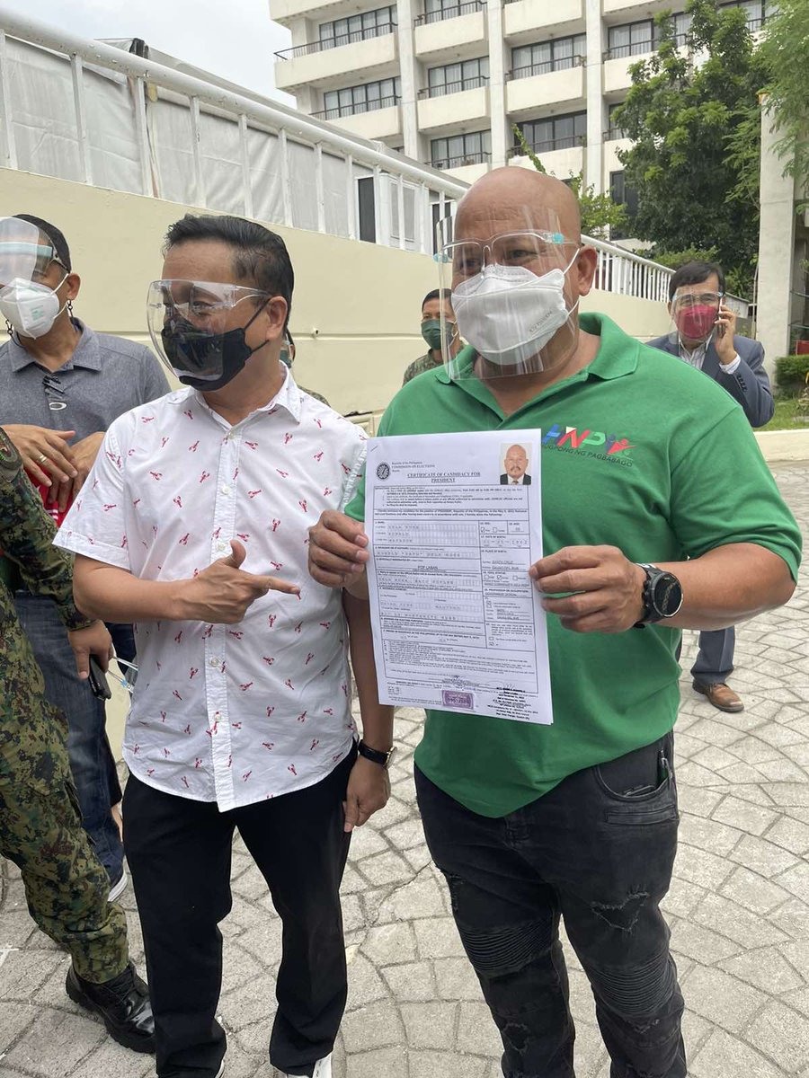 PhilippineStar's tweet photo. LOOK: Sen. Ronald "Bato" Dela Rosa files his COC for president under PDP-Laban. His running mate is Sen. Bong Go, who earlier filed his COC. Party secretary general Melvin Matibag dubbed the tandem as "Ba-Go 2022." (Photo courtesy of Matibag)
#BilangPilipino2022 | @PaoloSRomero https://t.co/JXB8ia36Yz