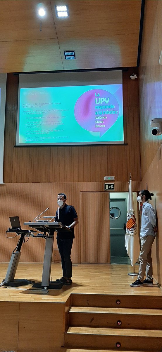 catenerg's tweet photo. Ximo Masip @urbanimpacte y doctorando del Instituto de Ingeniería Energética:

Presenta junto al alumno Pablo Amador un estudio conjunto con nuestra cátedra para planificar la descarbonización del Campus de Vera @UPV 

#LivingLabClimáticoUPV #UPVCiutatNeutra https://t.co/Y0INkal9k1