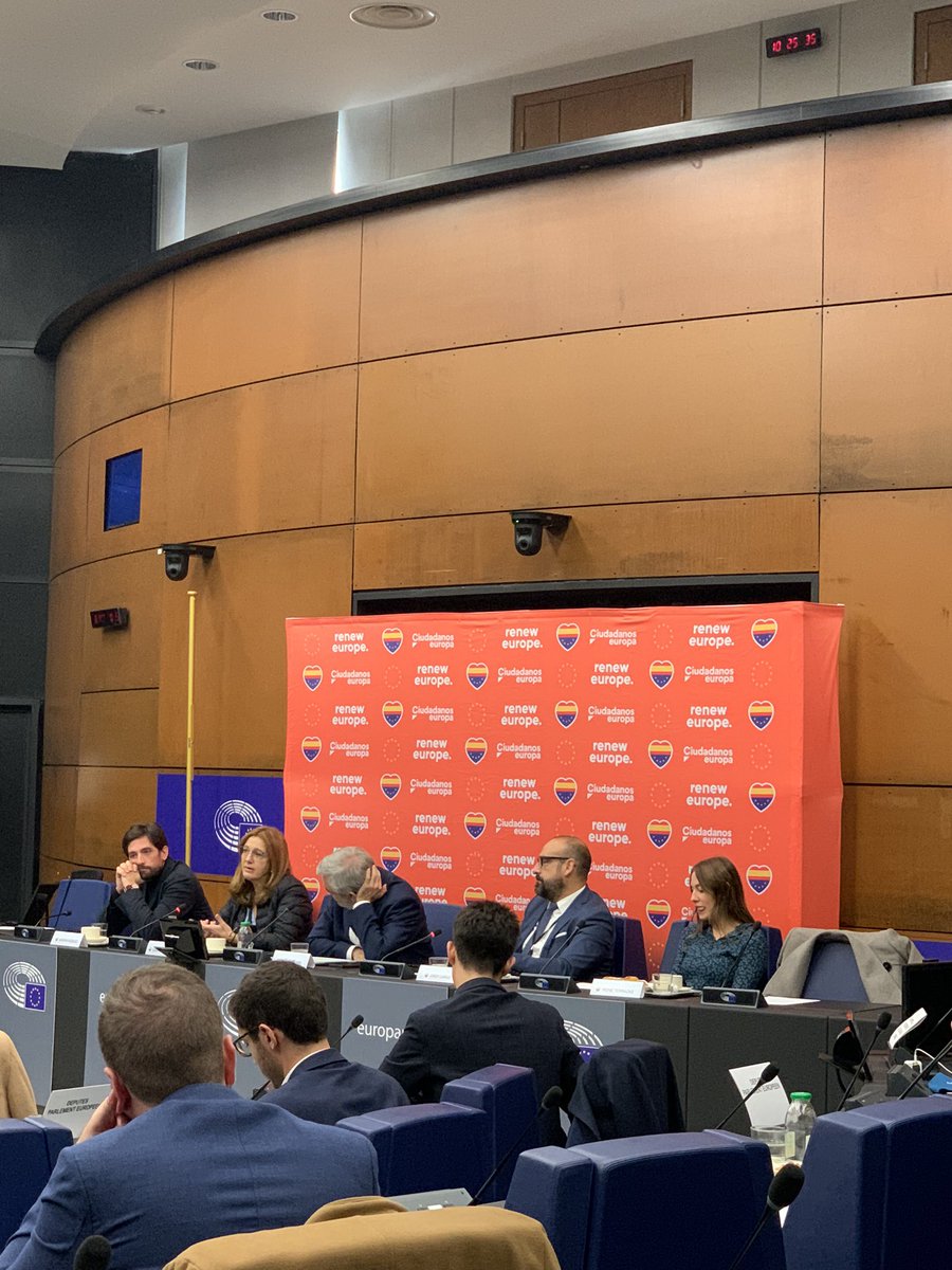 Arranca la primera jornada del #EYE2021. 

Desayuno con <a href="/RenewEurope/">Renew Europe</a>, compartiendo visiones y proyecciones del futuro de Europa. 

Algo está claro: no podemos dar por sentada la Unión Europea. No podemos caer en el cinismo y el pesimismo, hay que seguir construyendo.