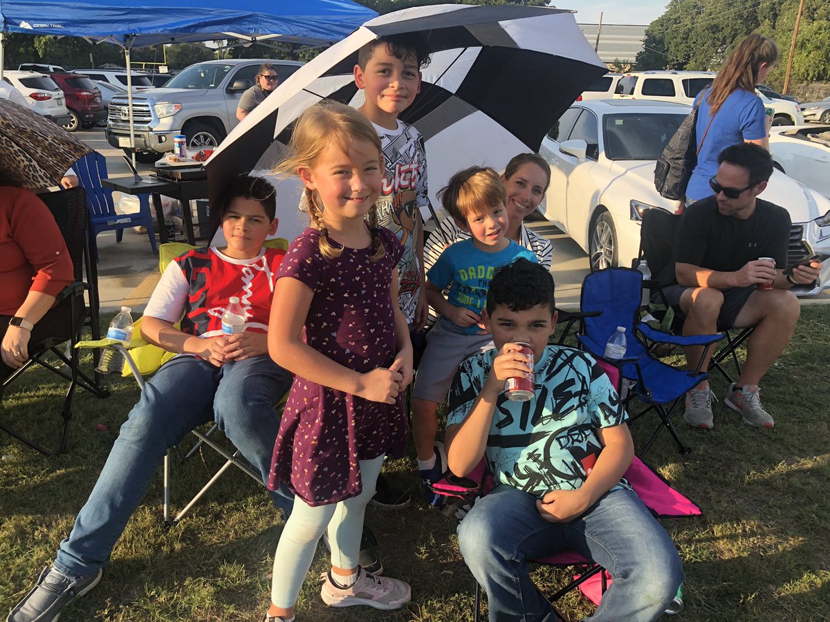 Dittmann_to_be's tweet photo. Future CHS alumni enjoying the parade! #immslions #cisd #chshomecoming https://t.co/AxgYZn7waQ