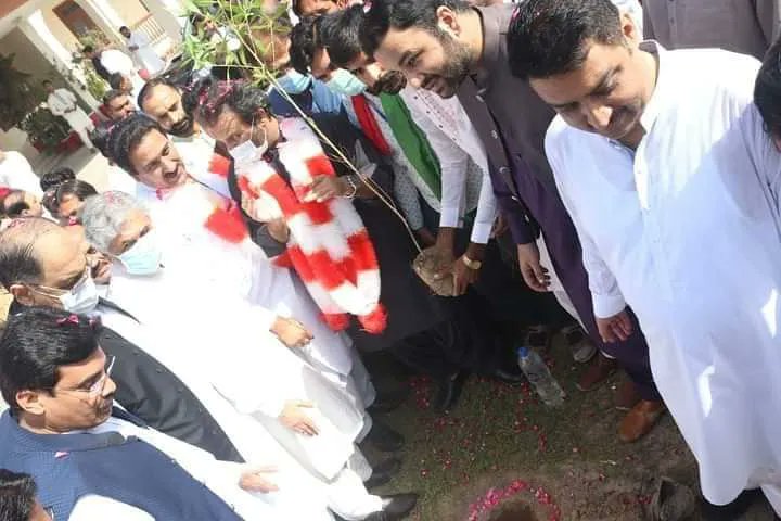SaimaNoreenAdv's tweet photo. #خانیوال
صدر پاکستان تحریک انصاف جنوبی پنجاب سینیٹر عون عباس بپی کا خانیوال دورے کے دوران وزیر اعظم عمران خان کے کلین و گرین پروگرام کے تحت سرکٹ میں پودا لگا کر شجر کاری مہم کا آغاز کیا۔
#teamaonabbas #saimanoreen #saimatariq #President https://t.co/6eqj2FVIiG