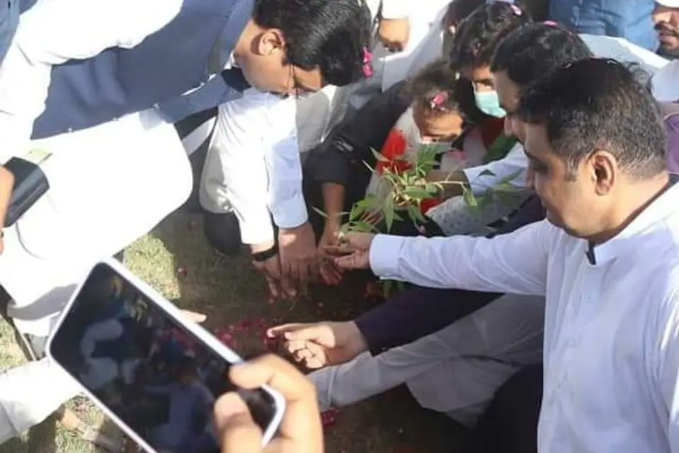 SaimaNoreenAdv's tweet photo. #خانیوال
صدر پاکستان تحریک انصاف جنوبی پنجاب سینیٹر عون عباس بپی کا خانیوال دورے کے دوران وزیر اعظم عمران خان کے کلین و گرین پروگرام کے تحت سرکٹ میں پودا لگا کر شجر کاری مہم کا آغاز کیا۔
#teamaonabbas #saimanoreen #saimatariq #President https://t.co/6eqj2FVIiG