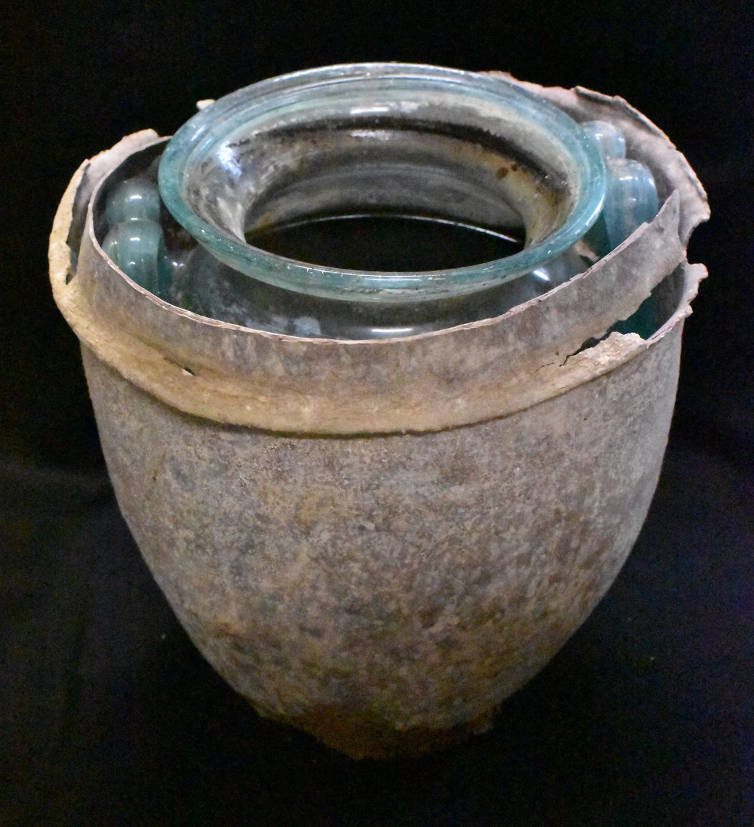 FernandoBarVar's tweet photo. Muy a tener en cuenta en la agenda la muestra de #Carmona sobre el mausoleo romano de la calle #Sevilla, con su misteriosa sustancia "rojiza" conservada 2.000 años en estado líquido. https://t.co/AERGYTPidu #Roma #Historia https://t.co/MCaMrlQ7R0