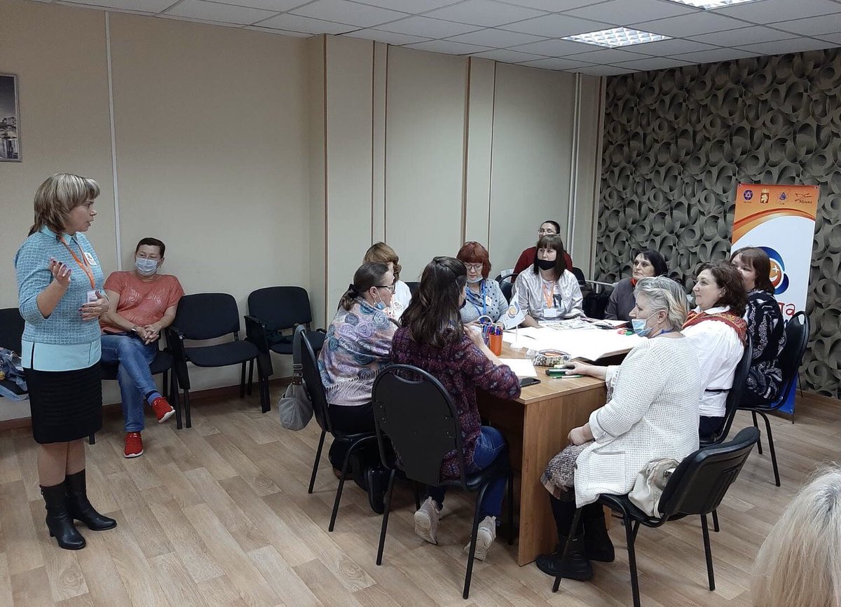 #Железногорск
#Конкурсучителейивоспитателей, участников муниципального этапа приветствуют начальник отдела общего и дошкольного образования МКУ «Управление образования» Ольга Михайлова и муниципальный координатор проекта #ШколаРосатома Елена Карягина. 👍🤞🏻😄🍊