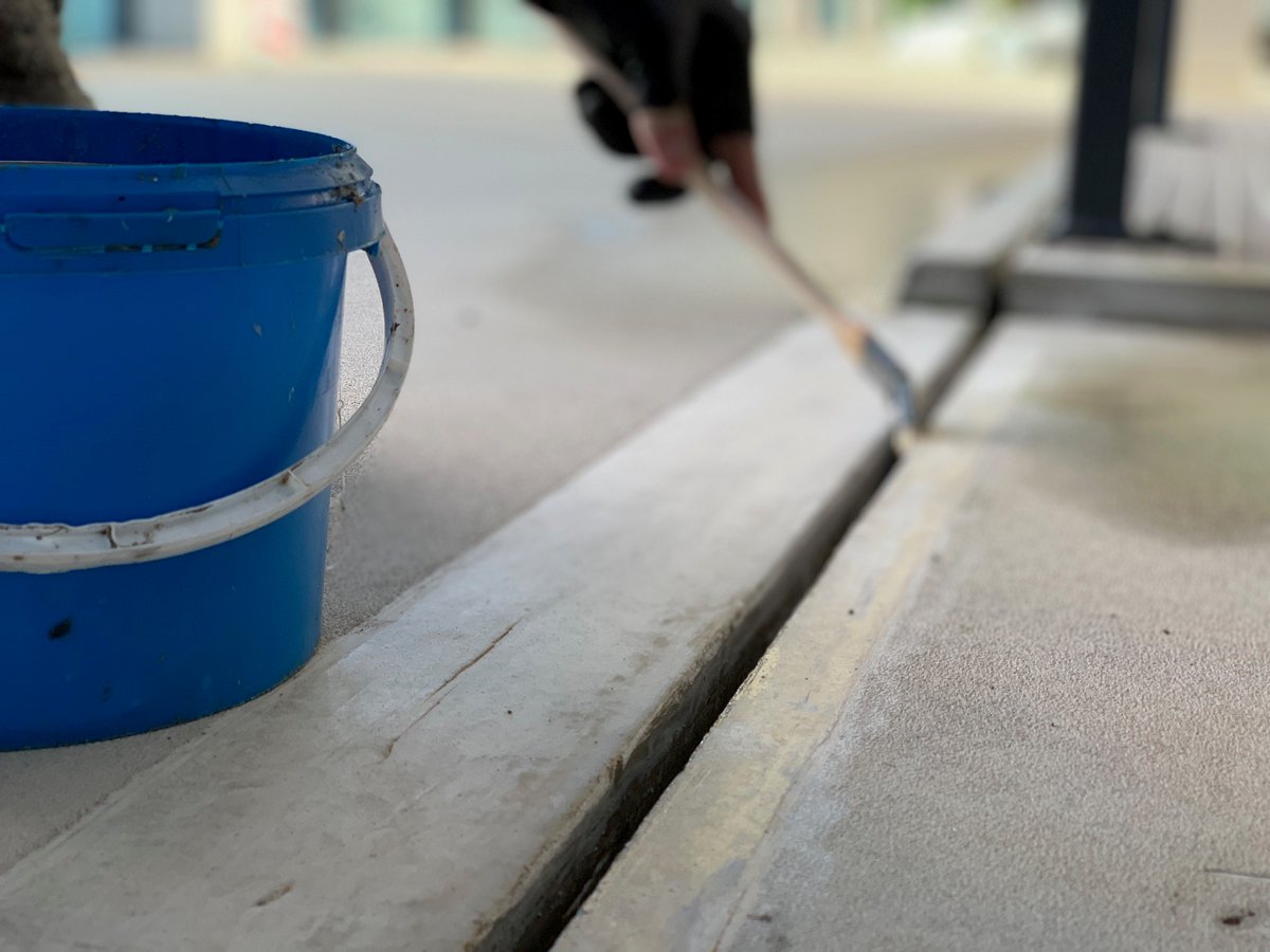 Facadec_BV's tweet photo. Bij een tweetal wooncomplexen in Hengelo vertoonde de bestaande kitvoegen bij de dilatatievoegen en rondom de glazen elementen onthechting. #Facadec #beton #vloer #afwerking #onthechting #werkzaamheden https://t.co/bOpm1yBY1h