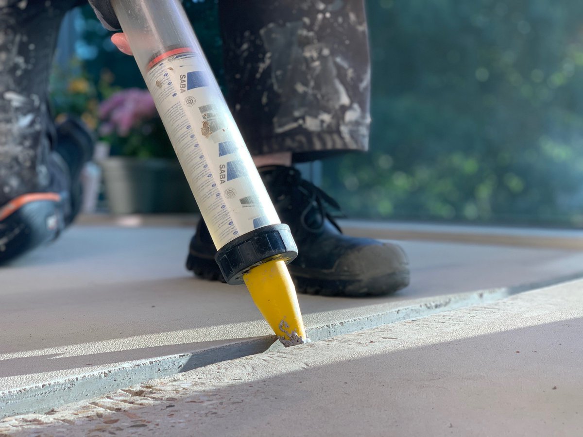 Facadec_BV's tweet photo. Hierdoor ontstond er lekkage op de onderliggende galerijen en balkons. #Facadec #beton #vloer #afwerking #werkzaamheden #lekkage https://t.co/U1FZ6oifHz