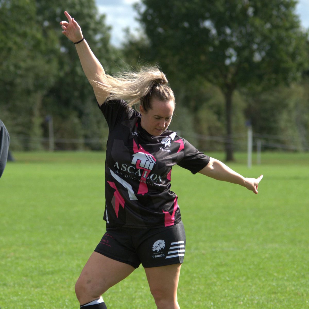 thurrockladies's tweet photo. 𝗜𝘁'𝘀 𝗙𝗿𝗶𝗱𝗮𝘆 𝘁𝗵𝗲𝗻 𝗶𝘁'𝘀 𝗦𝗮𝘁𝘂𝗿𝗱𝗮𝘆, 𝗦𝘂𝗻𝗱𝗮𝘆 (𝘄𝗵𝗮𝘁!)
Last Sunday saw the first run out of the new warm up tops. Massive thanks to Ascalon Building Services 🏠 for sponsoring the warm up tops alongside Tyle Plumbing 🪠👨🏻🔧
#TBirds #sponsors #warmuptops https://t.co/abS7HySW4n
