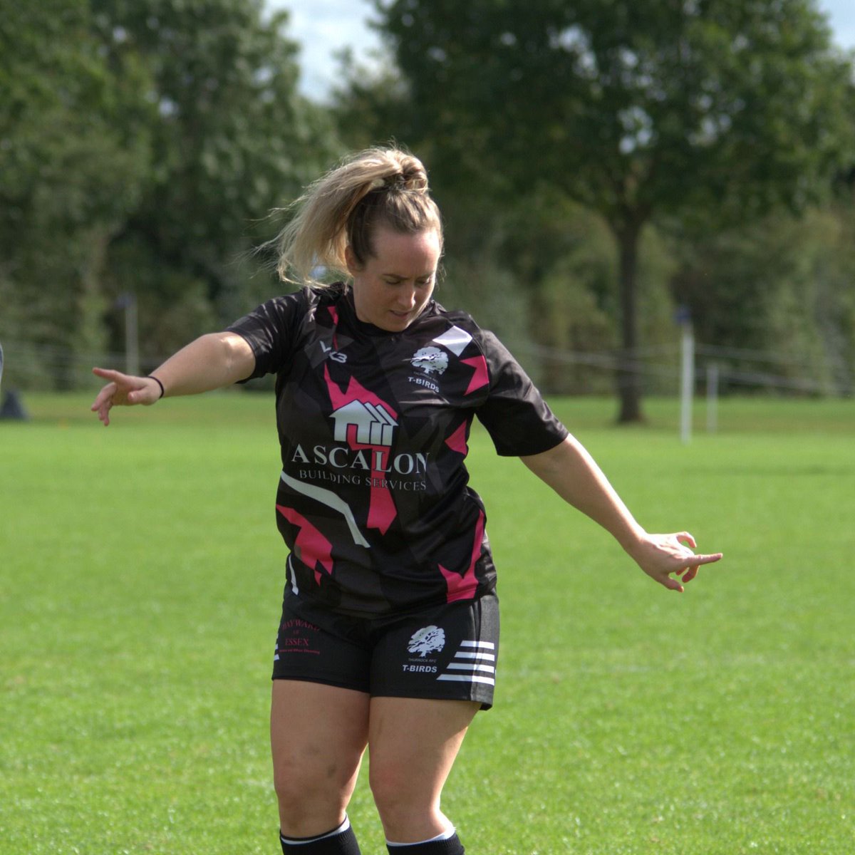 thurrockladies's tweet photo. 𝗜𝘁'𝘀 𝗙𝗿𝗶𝗱𝗮𝘆 𝘁𝗵𝗲𝗻 𝗶𝘁'𝘀 𝗦𝗮𝘁𝘂𝗿𝗱𝗮𝘆, 𝗦𝘂𝗻𝗱𝗮𝘆 (𝘄𝗵𝗮𝘁!)
Last Sunday saw the first run out of the new warm up tops. Massive thanks to Ascalon Building Services 🏠 for sponsoring the warm up tops alongside Tyle Plumbing 🪠👨🏻🔧
#TBirds #sponsors #warmuptops https://t.co/abS7HySW4n