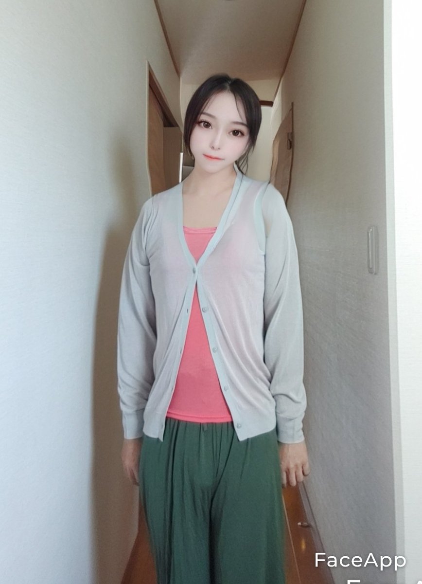 agina2457's tweet photo. お疲れさまです😌💓
カコジョを始めた頃、女装した時に作ったえじーな👩
背景の時空が歪んでしまったもの😅
こうなったら背景をボカせば誤魔化せますね😁
#女装 #カコジョ #faceapp #perfectMe #過去ジョ #歪む https://t.co/VcEpjc5LGO