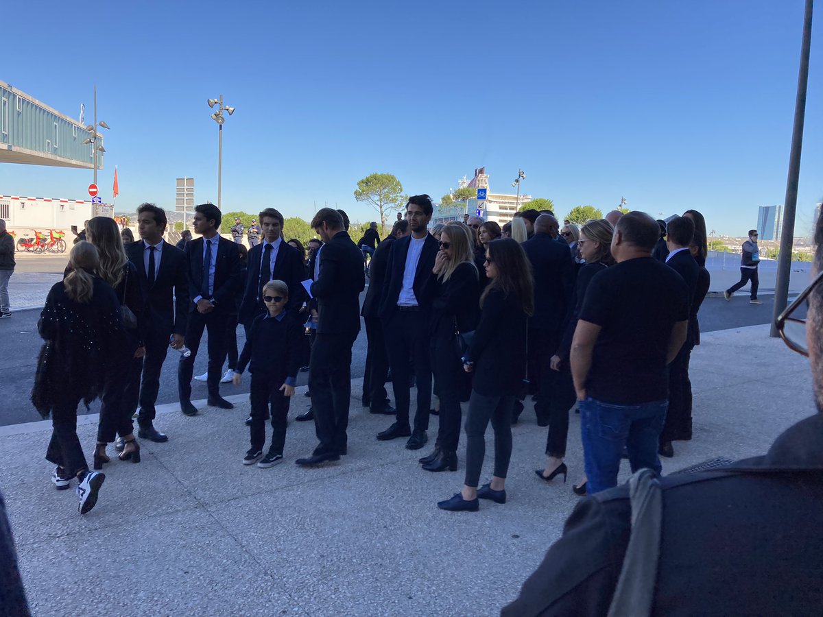 Les proches de Bernard Tapie attendent le cortège à 300 m de la cathédrale.
#Tapie